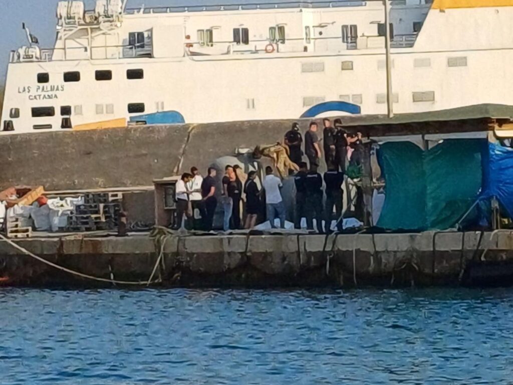 Naufragio migranti, accoglienza dei superstiti tra emozioni e silenzi