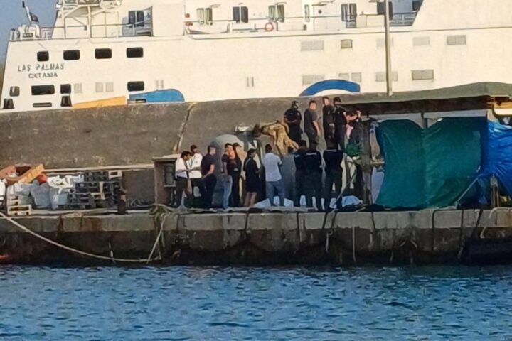 Naufragio migranti, accoglienza dei superstiti tra emozioni e silenzi