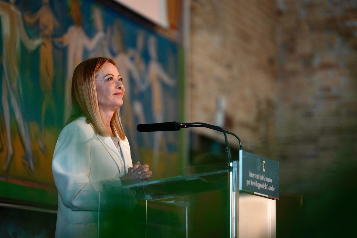 Ombrelloni, Meloni risponde a Schlein: «Crescita degli arrivi, i dati del Viminale»