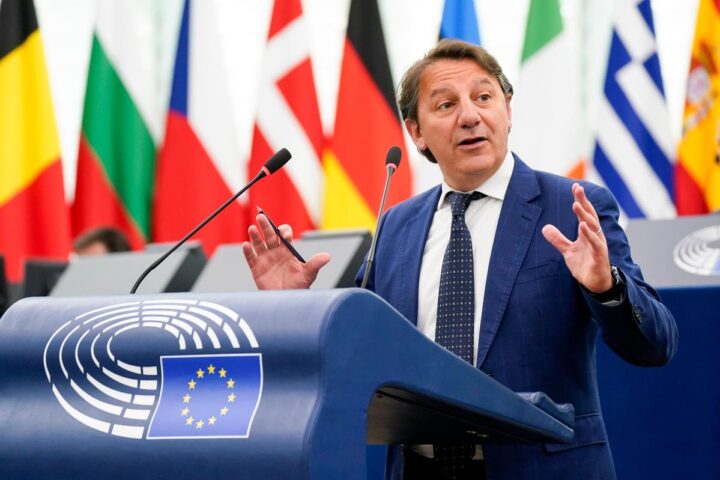 Pasquale Tridico si candida per la presidenza della Calabria, attesa l'intesa con il campo largo