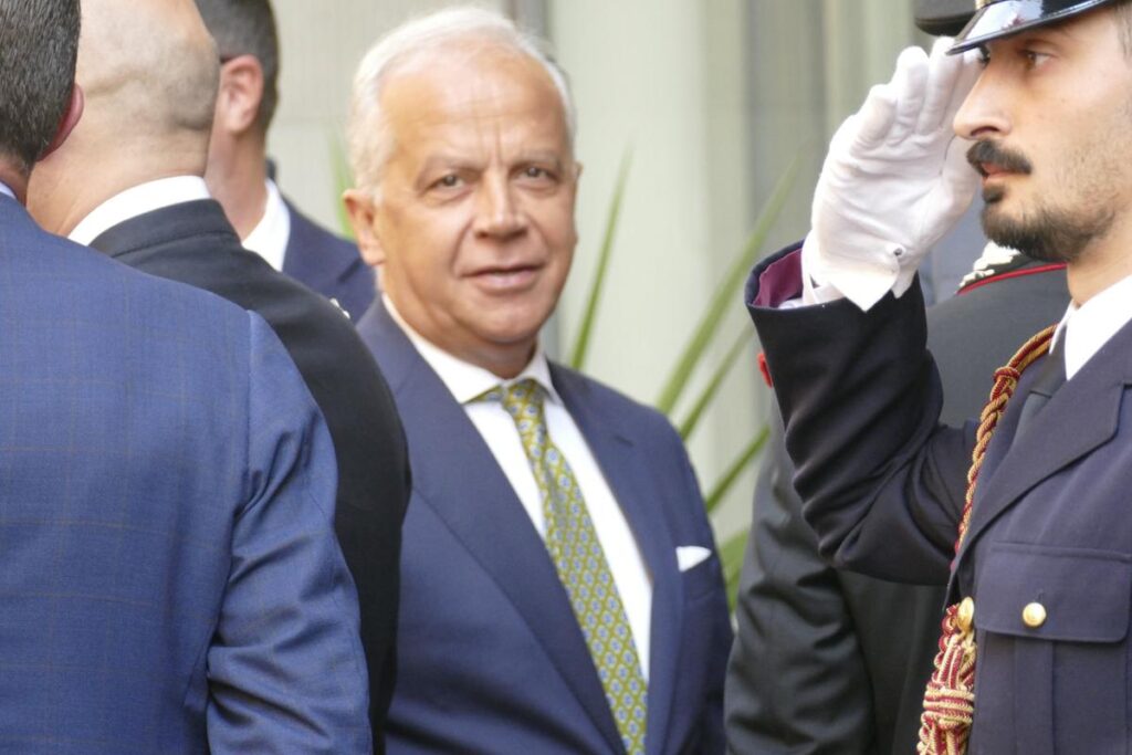 Piantedosi difende il taser: “Strumento imprescindibile, no a polemiche contro le forze di polizia”