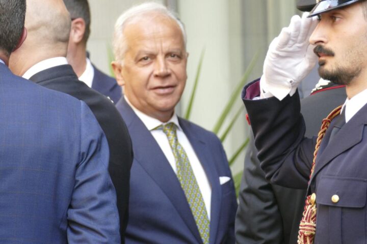 Piantedosi difende il taser: “Strumento imprescindibile, no a polemiche contro le forze di polizia”