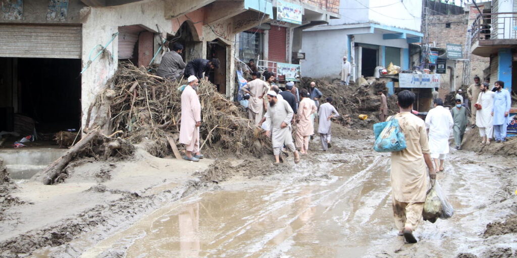 Più di 200 dispersi in Pakistan dopo le inondazioni, sale il bilancio dei morti