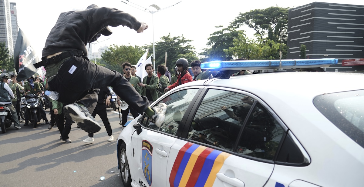 Proteste contro la polizia in Indonesia: manifestazioni in diverse città dopo l'uccisione di un uomo