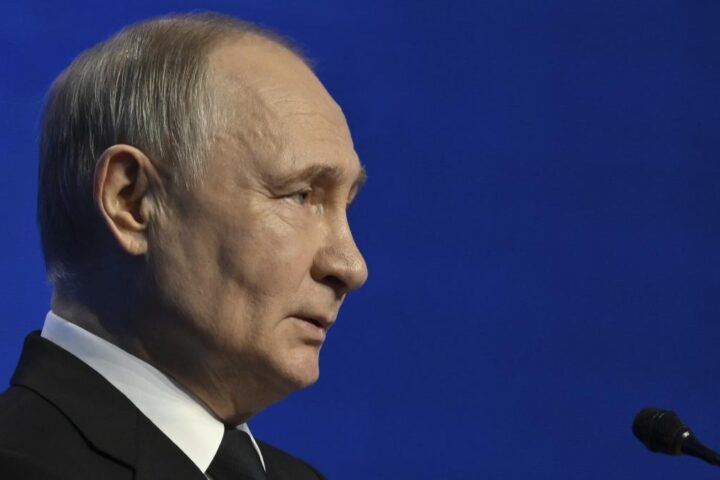 Putin convoca al Cremlino i leader russi per discutere decisioni strategiche in vista del summit in Alaska