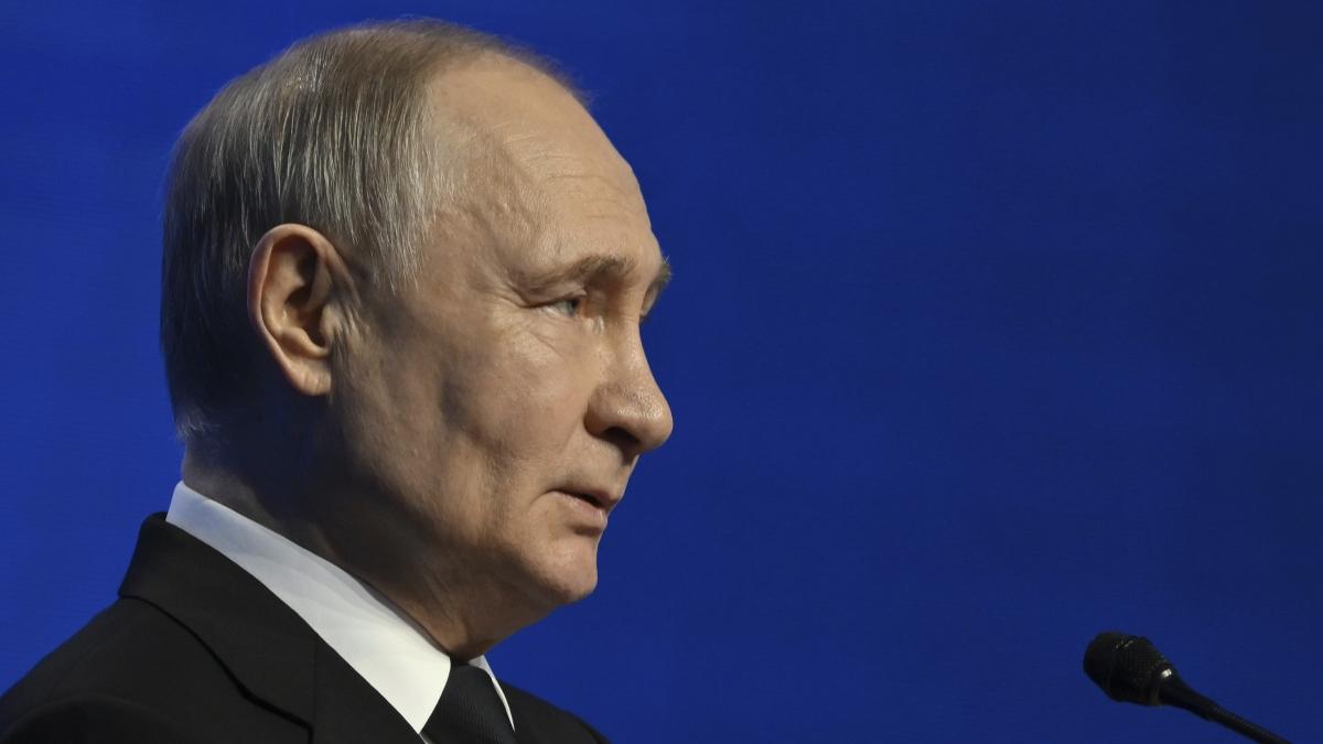 Putin convoca al Cremlino i leader russi per discutere decisioni strategiche in vista del summit in Alaska