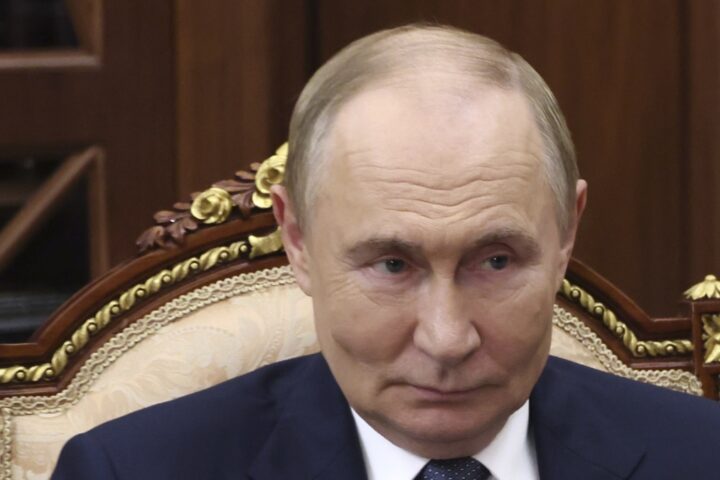 Putin e il controverso contenitore per le feci al vertice in Alaska