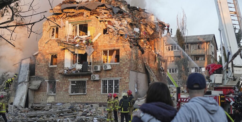 Quattro persone uccise e oltre 20 ferite in attacco aereo russo su Kiev