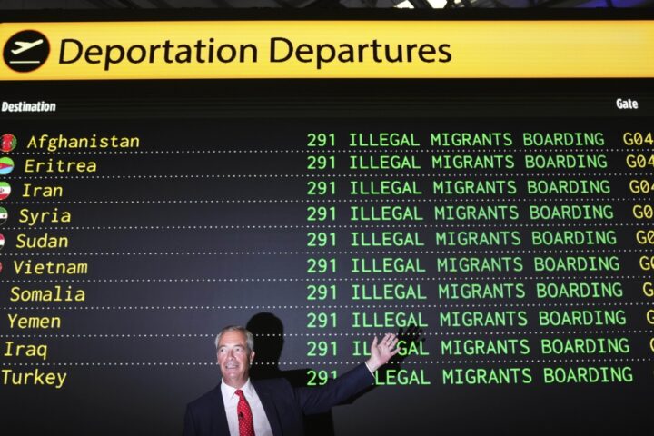 Regno Unito, Farage propone espulsione di 600 mila immigrati e incentivi ai paesi d'origine