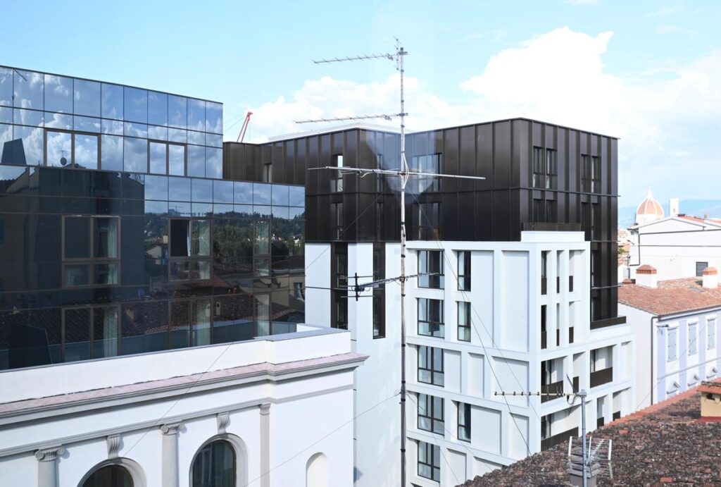 Renzi critica il cubo nero a Firenze: "È una vergogna per la città"