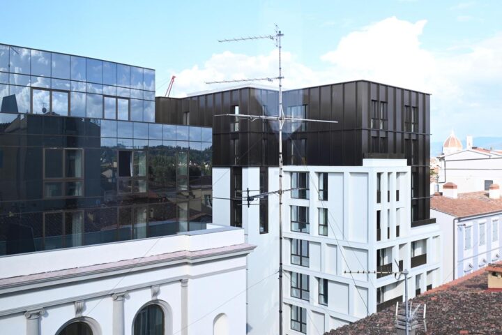 Renzi critica il cubo nero a Firenze: "È una vergogna per la città"