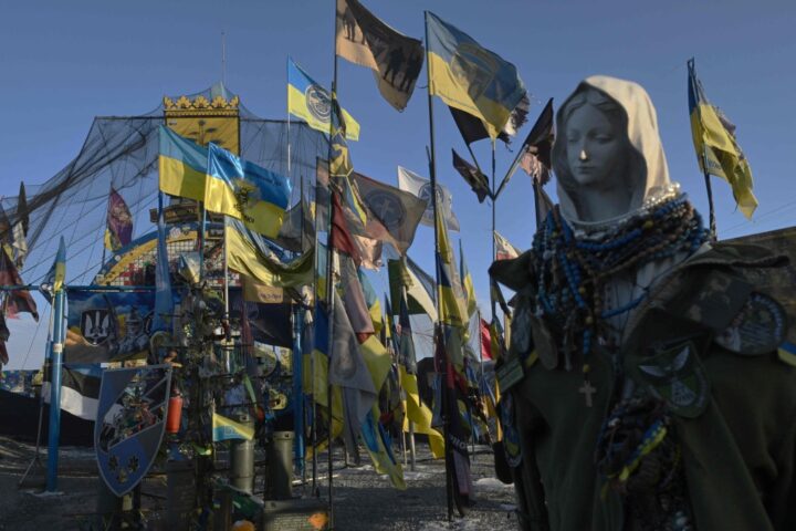 Reti da pesca come strumento di protezione ucraina contro i droni russi nel Donbass