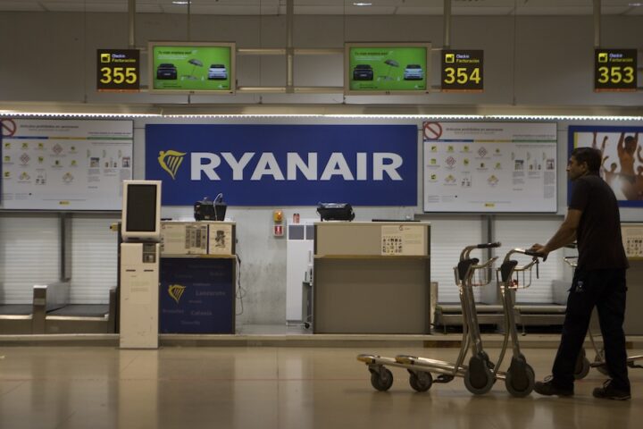 Ryanair aumenta i bonus per i dipendenti che identificano bagagli a mano oversize