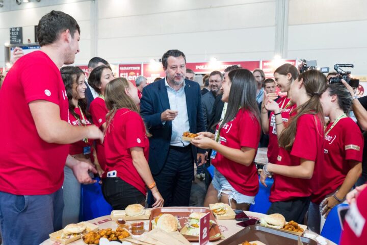 Salvini al Meeting di Rimini: “Priorità è il ponte e il fisco”, ma assente Giorgia Meloni