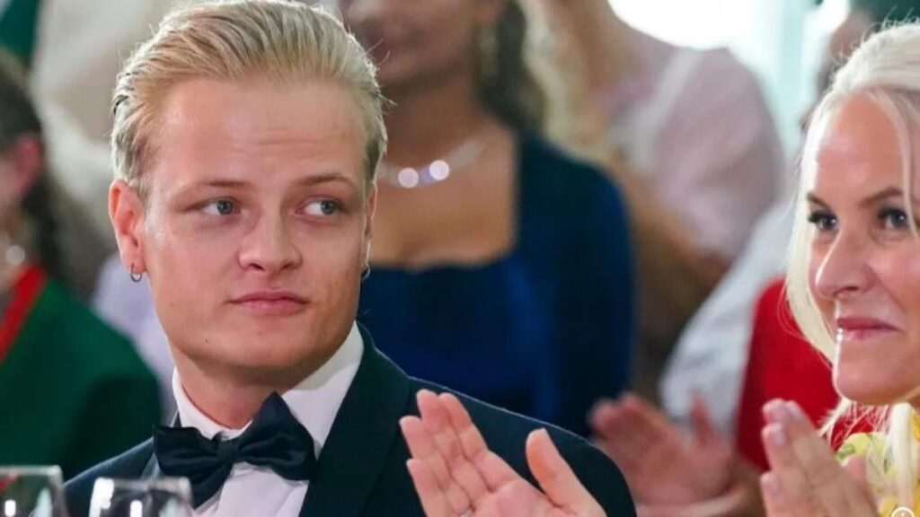 Scandalo in Norvegia: il figlio della principessa Mette Marit accusato di 32 reati, rischia 10 anni di carcere