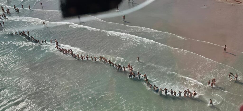 Scomparso in mare a sei anni, una catena umana per ritrovarlo