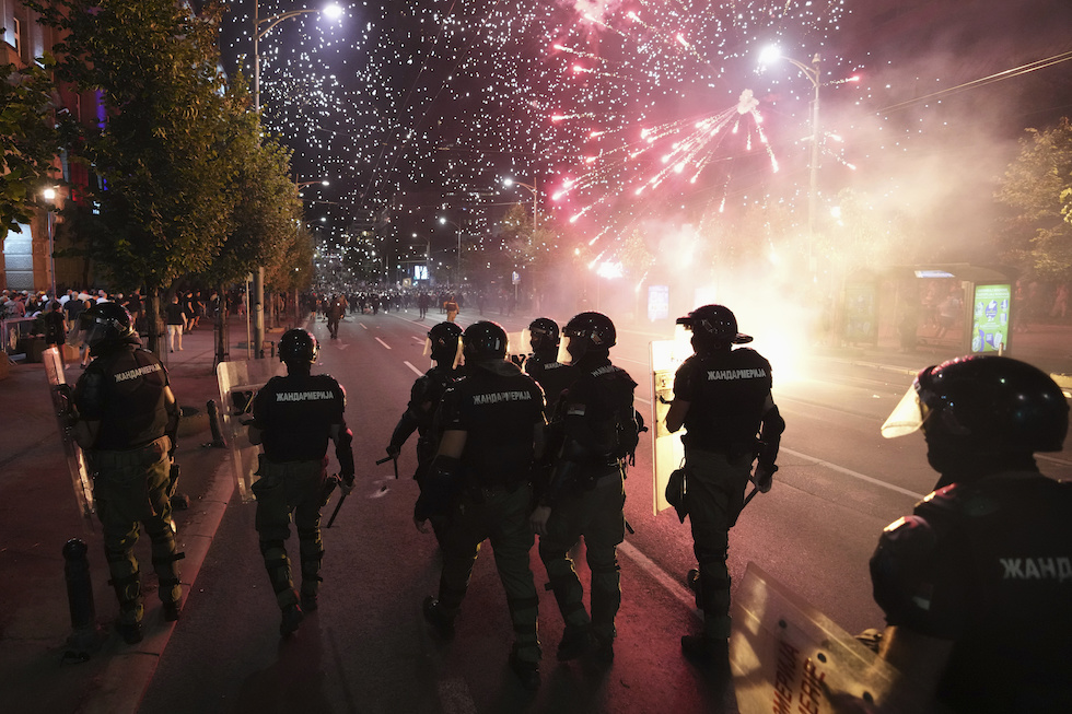 Scontri e proteste in Serbia: il governo pronto a misure straordinarie contro i manifestanti