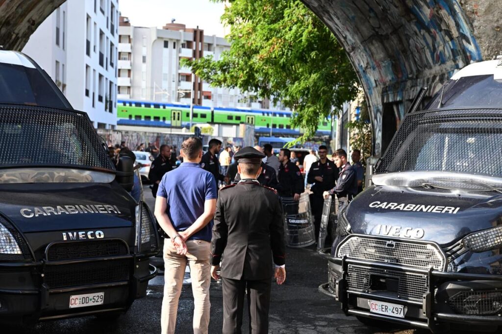Sfratto del Leoncavallo a Milano: intervento della polizia nel centro sociale storico di via Watteau