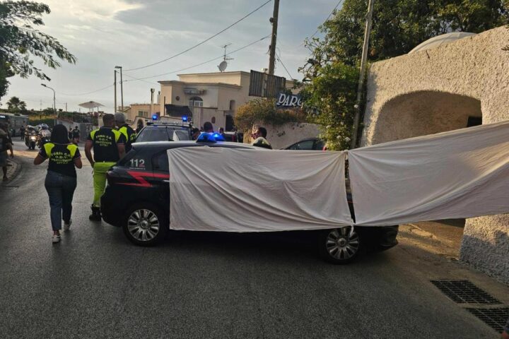 Sparatoria a Forio d'Ischia: tre morti e un ferito grave, si indaga su omicidio passionale