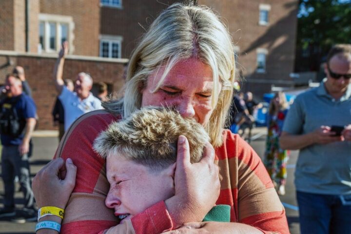 Sparatoria in chiesa a Minneapolis: due bambini morti e 17 feriti, l'Fbi indaga per crimine d'odio