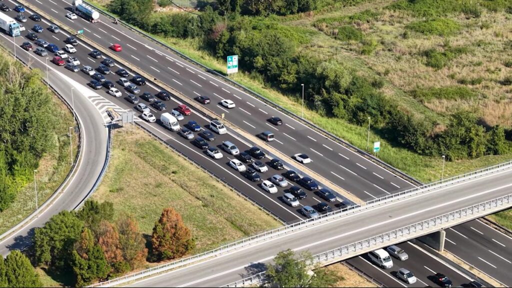 Spiagge deserte e autostrade affollate: traffico da Genova a Vasto