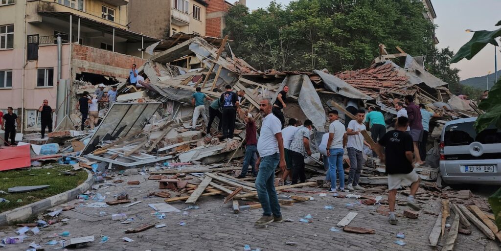 Terremoto di magnitudo 6.1 in Turchia: crollati dieci edifici
