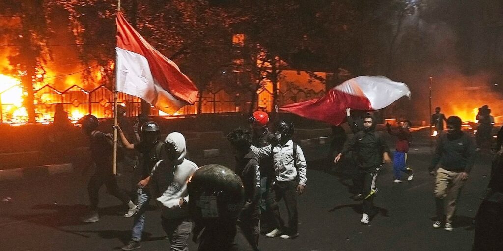 Tre morti e feriti nelle proteste contro la nuova indennità per i deputati in Indonesia