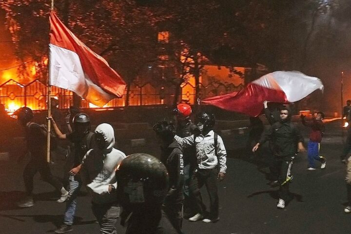 Tre morti e feriti nelle proteste contro la nuova indennità per i deputati in Indonesia