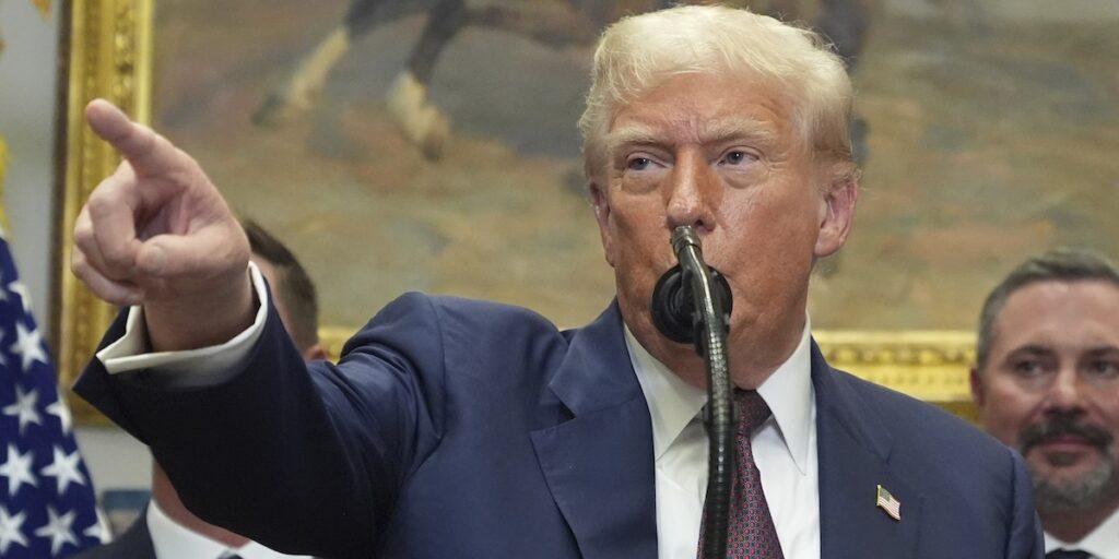 Trump annuncia l'invio di due sottomarini nucleari in Russia dopo tensioni con Dmitry