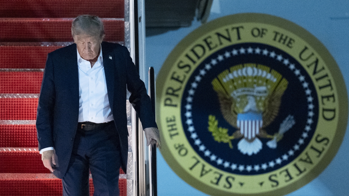 Trump cerca di convincere Zelensky che la vittoria è impossibile, mentre dialoga con Putin