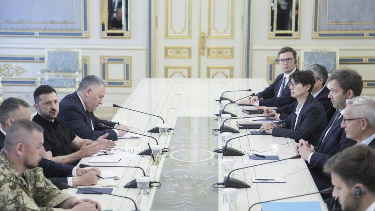 Trump critica Zelensky: «È il più grande venditore del mondo. Putin non vuole incontrarlo»