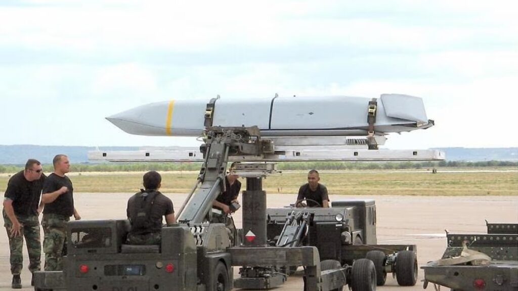 Trump reintroduce divieto di attacchi russi con missili Usa, Zelensky: «Colpiamo con armi nostre»