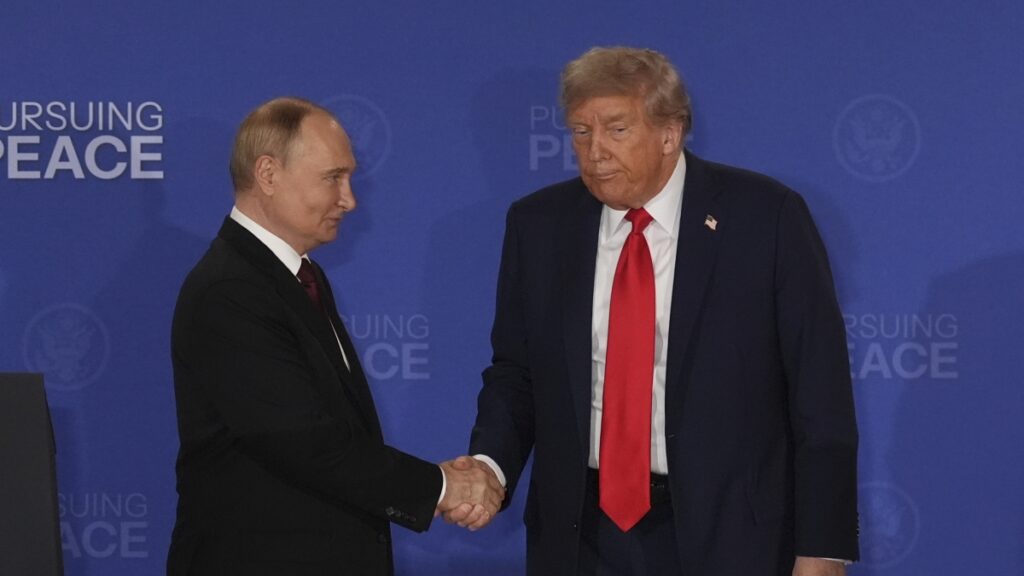 Trump sorprende durante la conferenza stampa dopo il vertice con Putin a Mosca