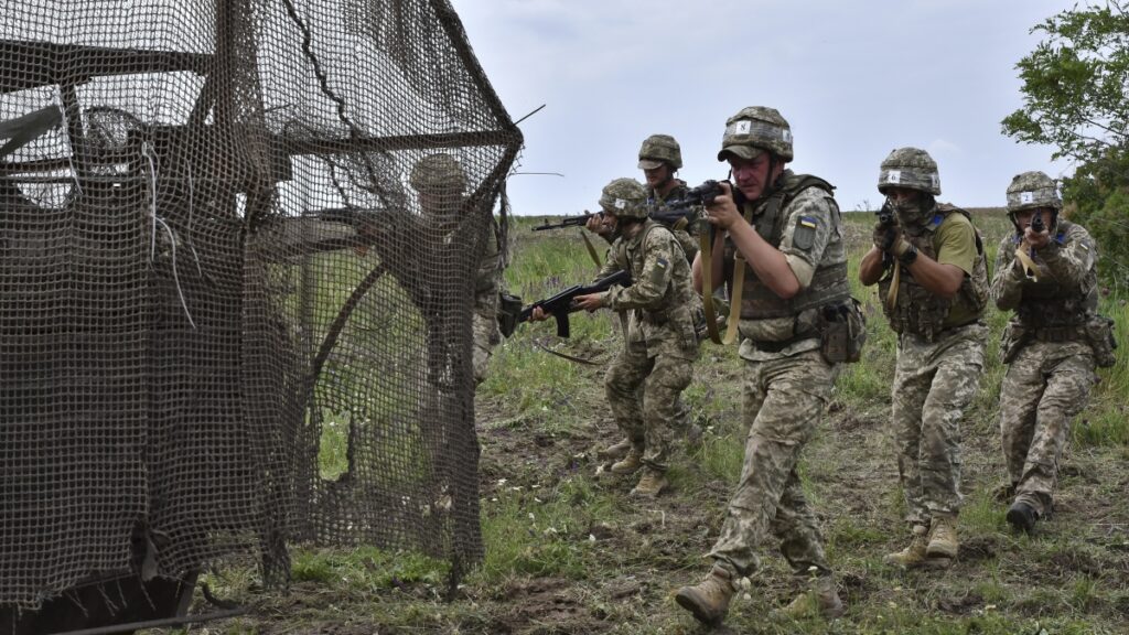 Ucraina - Russia, ultime notizie in diretta: attacchi russi a Odessa e Kiev, Trump annuncia visita a Mosca