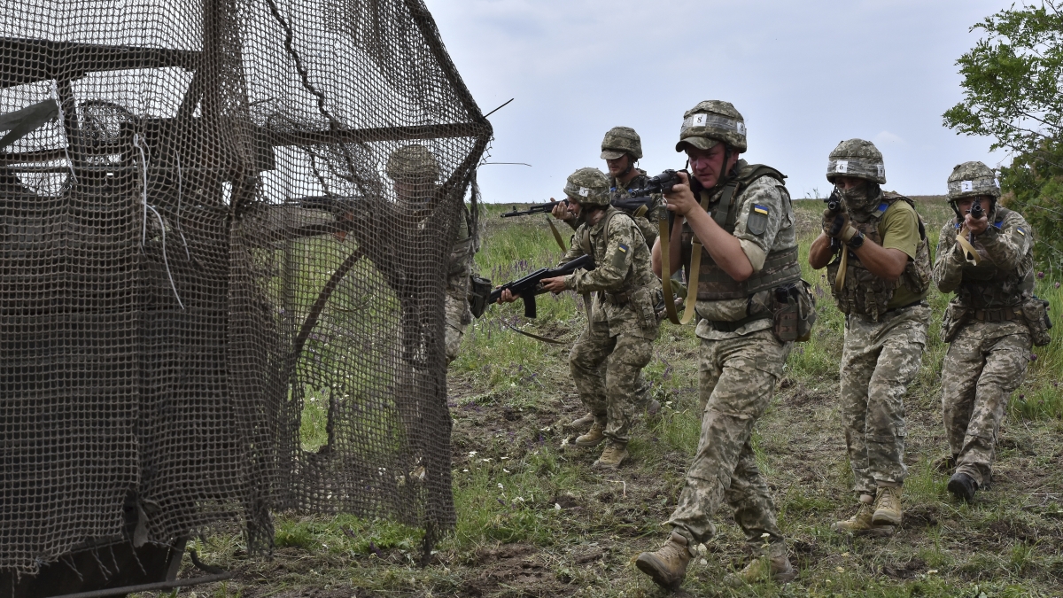 Ucraina - Russia, ultime notizie in diretta: attacchi russi a Odessa e Kiev, Trump annuncia visita a Mosca