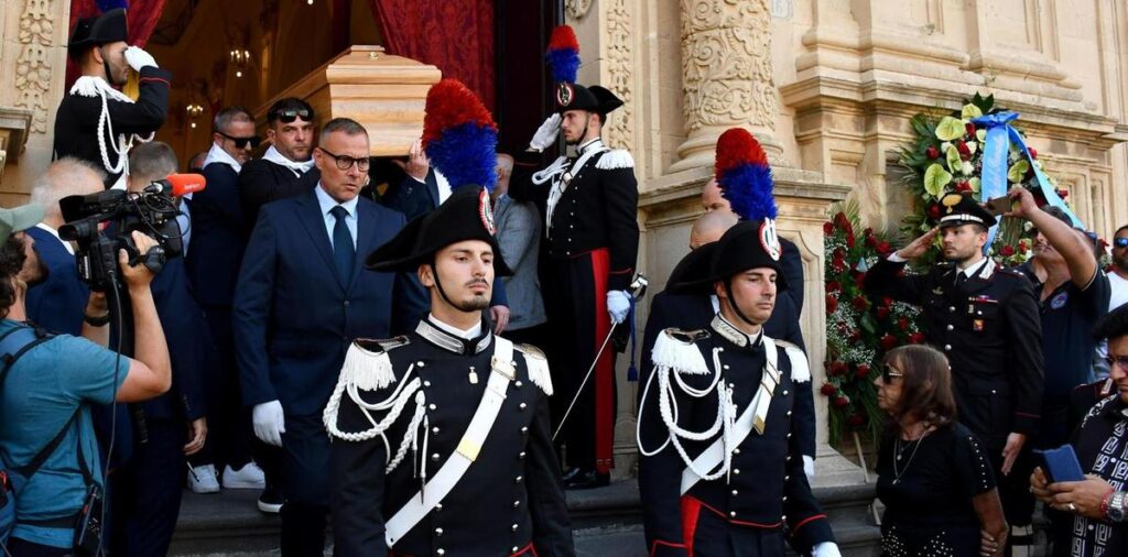 Ultimo saluto a Pippo Baudo durante il funerale a Militello in Val di Catania