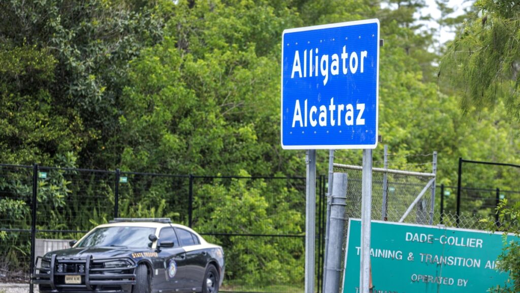 Un giudice della Florida ordina stop al trasferimento di detenuti da "Alligator Alcatraz"