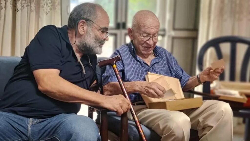 Un sopravvissuto ai lager riceve un pacco inviato dalla madre 82 anni fa