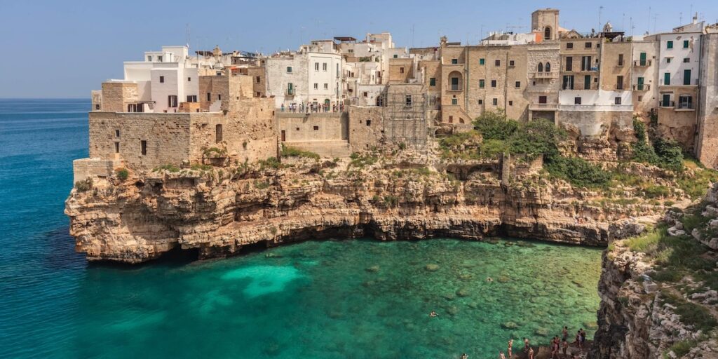 Un turista di 23 anni muore a Polignano a Mare dopo un tuffo da una scogliera