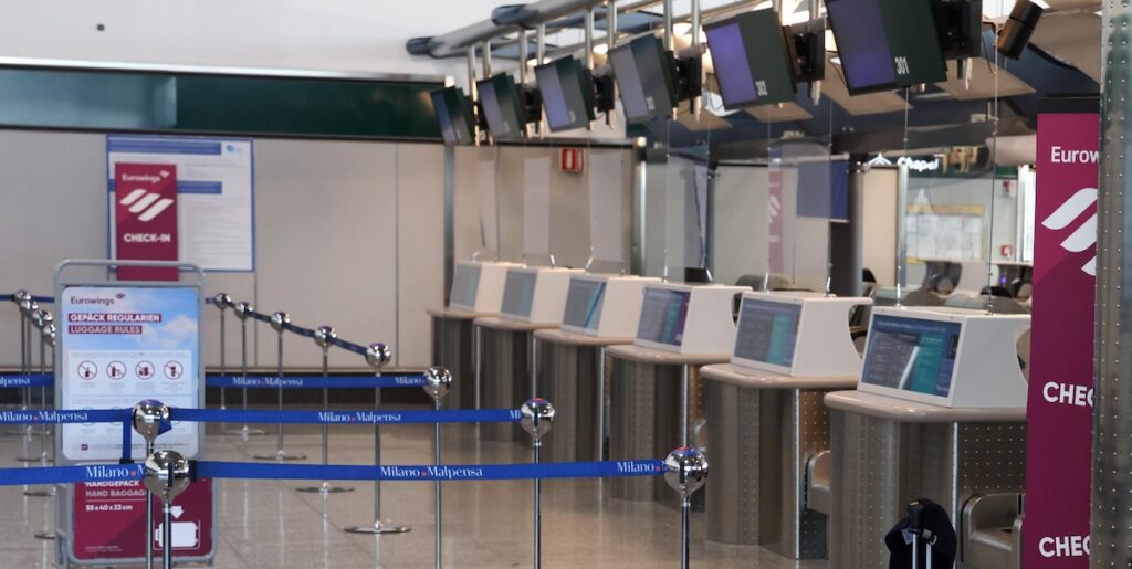 Un uomo attacca un banco check-in all'aeroporto di Milano Malpensa, incendiato e danneggiato con un martello