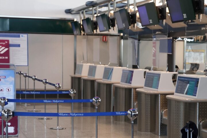 Un uomo attacca un banco check-in all'aeroporto di Milano Malpensa, incendiato e danneggiato con un martello