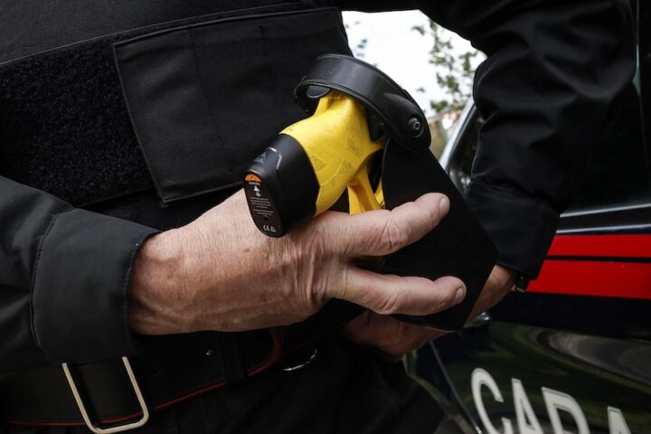 Un uomo di 41 anni muore dopo essere stato colpito da un taser dei carabinieri a Genova