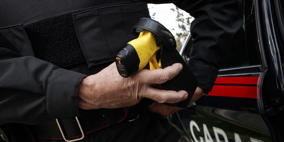 Un uomo di 41 anni muore dopo essere stato colpito da un taser dei carabinieri a Genova