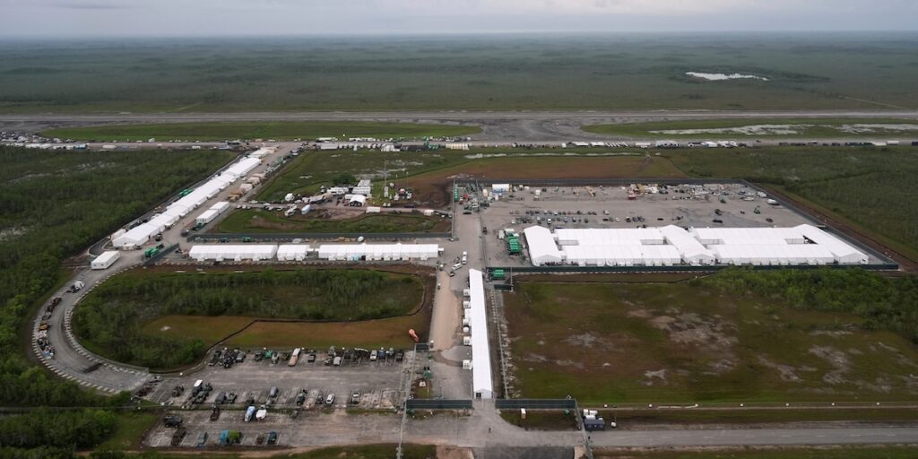 Una giudice ordina la chiusura di "Alligator Alcatraz" in Florida entro 60 giorni