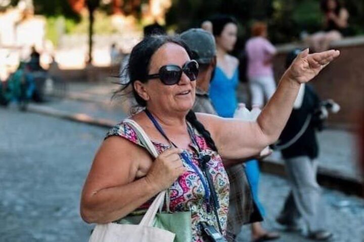 Una guida turistica muore al Colosseo, il ministro Giuli annuncia lo spegnimento delle luci del monumento