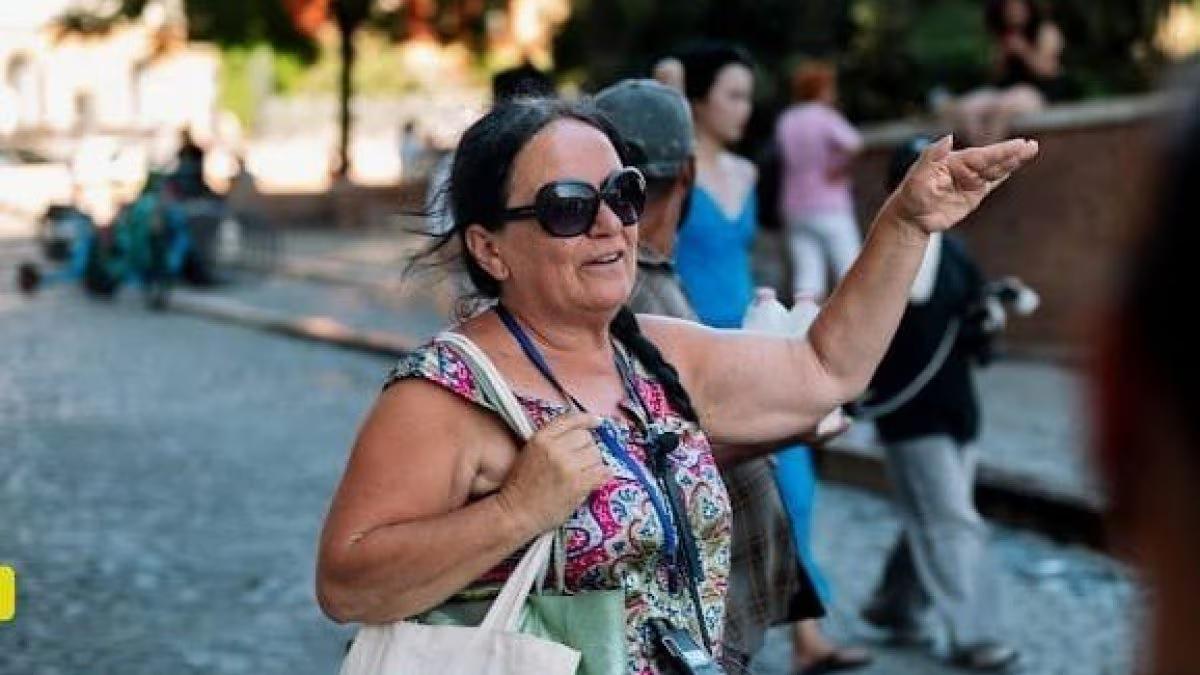Una guida turistica muore al Colosseo, il ministro Giuli annuncia lo spegnimento delle luci del monumento