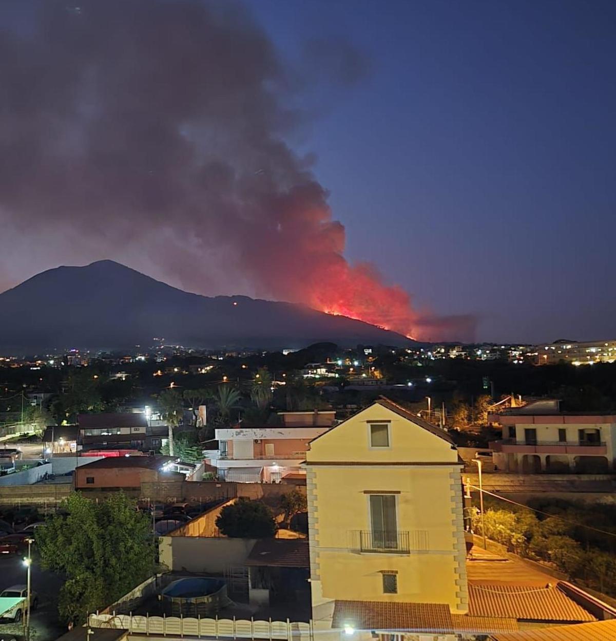 Vesuvio in fiamme: task force al lavoro contro la camorra