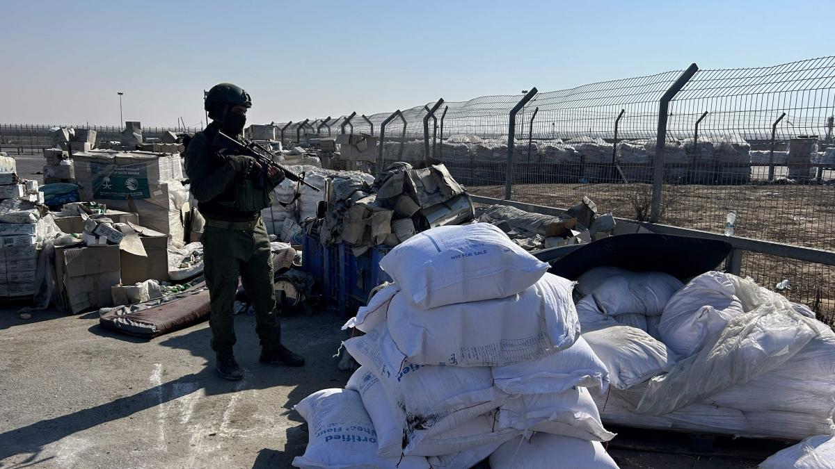 Viaggio a Gaza: il cibo cucinato al sole nel deposito blindato, Israele accusa l'Onu