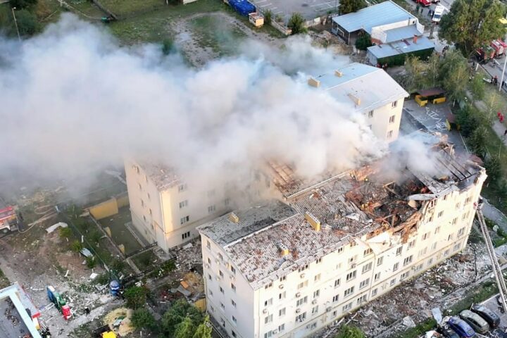 Zelensky a Kiev: «Costruiamo il futuro con alleati solidi» mentre la situazione nel Donbass si deteriora