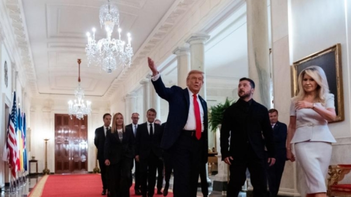 Zelensky elogia Trump: 11 volte "grazie" in 4 minuti durante incontro alla Casa Bianca